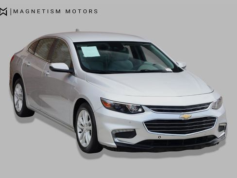 Used 2018 Chevrolet Malibu LT w/ Driver Confidence Package FWD image 4