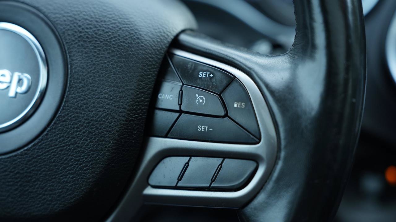 Used 2019 Jeep Cherokee Limited AWD/4WD image 16