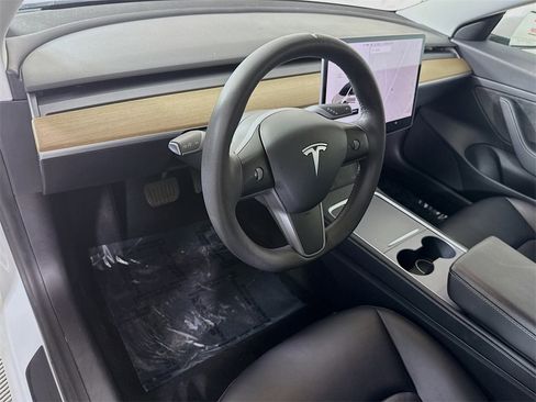 Used 2021 Tesla Model 3 Standard Range Plus image 19