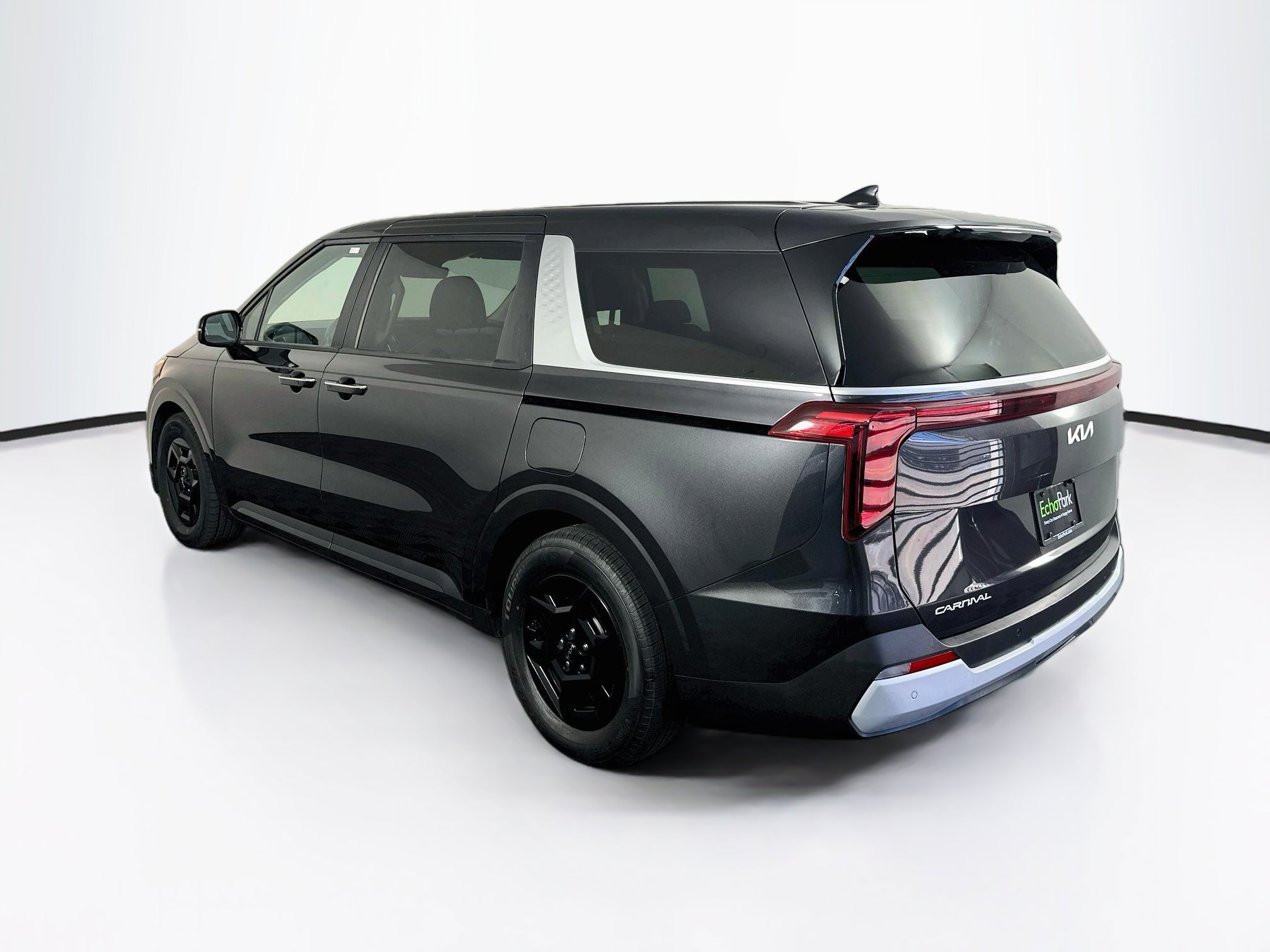 Used 2025 Kia Carnival FWD image 5