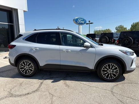 Used 2025 Ford Escape SE FWD image 8