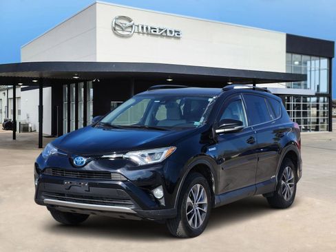 Used 2018 Toyota RAV4 XLE image 2