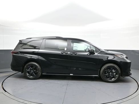 New 2026 Toyota Sienna XLE Woodland Edition image 5
