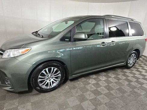 Used 2019 Toyota Sienna XLE FWD image 6