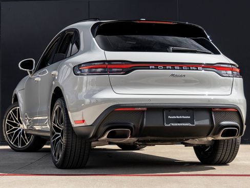 Certified 2025 Porsche Macan AWD/4WD image 3