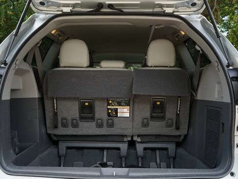 Used 2020 Toyota Sienna L image 39