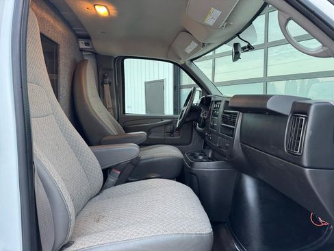Used 2015 Chevrolet Express 2500 RWD image 21