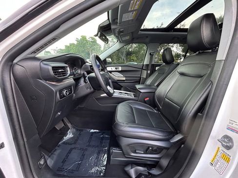 Used 2024 Ford Explorer Limited w/ Limited Technology Package RWD image 11