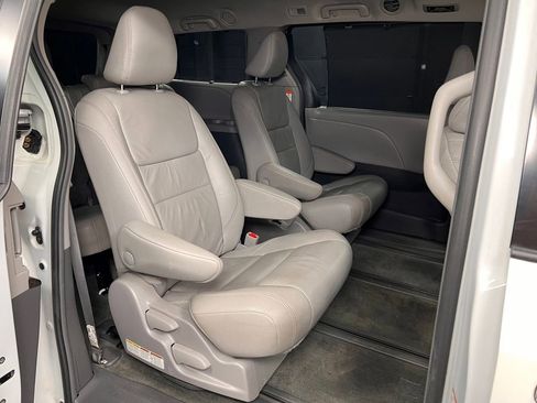 Used 2018 Toyota Sienna XLE w/ XLE Navigation Package image 28