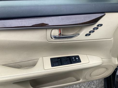 Used 2014 Lexus ES 350 Base 4dr Sedan w/ Luxury Package image 19