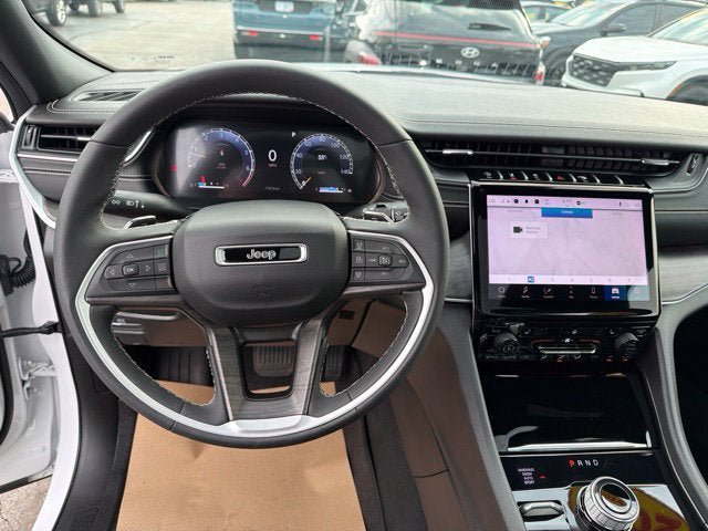 Used 2024 Jeep Grand Cherokee Limited w/ Black Appearance Package AWD/4WD image 14