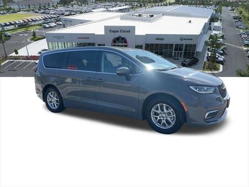 Certified 2023 Chrysler Pacifica Touring-L FWD image 13