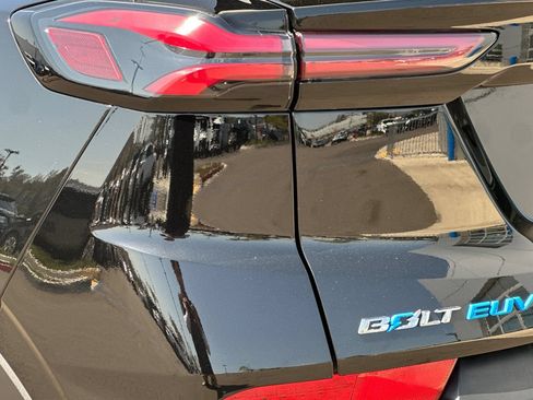 Used 2023 Chevrolet Bolt EUV LT FWD image 36