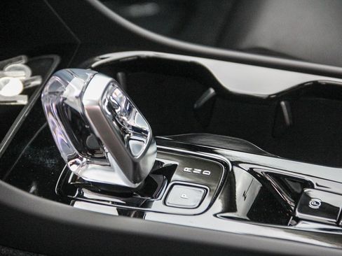 Used 2025 Volvo XC40 B5 Plus image 23