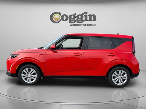 Used 2023 Kia Soul LX image 2