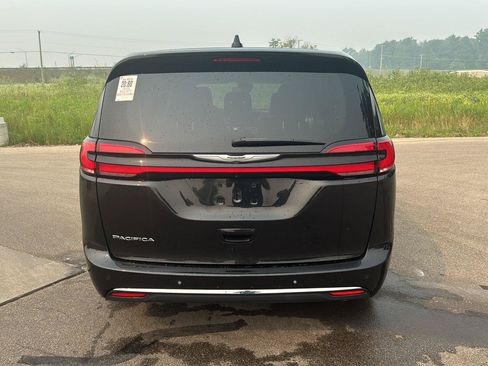 Used 2023 Chrysler Pacifica Touring-L FWD image 4