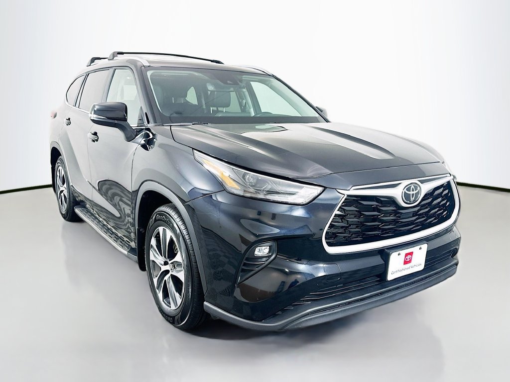 Used 2024 Toyota Highlander XLE FWD image 3