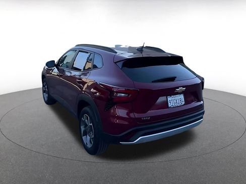 Used 2025 Chevrolet Trax LT w/ LT Convenience Package image 11