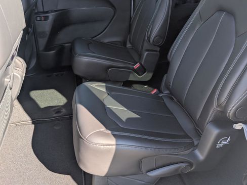 New 2026 Chrysler Pacifica Select image 11