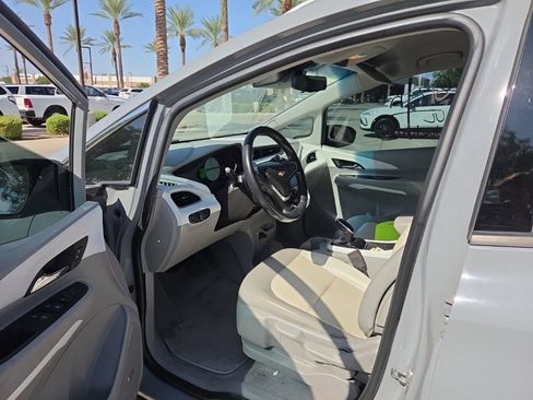 Used 2019 Chevrolet Bolt Premier w/ Infotainment Package FWD image 5