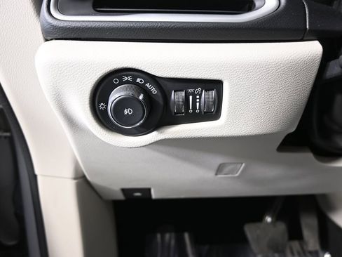 Used 2018 Chrysler Pacifica Touring-L image 25