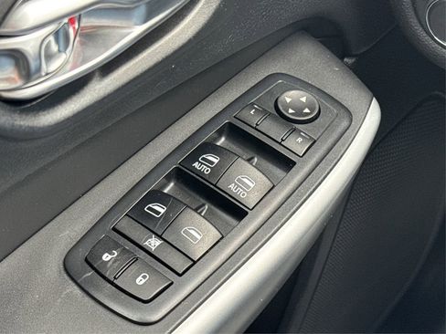 Used 2018 Jeep Cherokee Overland image 37