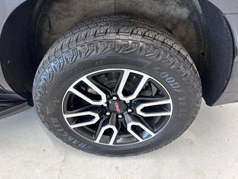 Used 2023 GMC Yukon AT4 AWD/4WD image 9