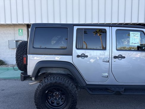 Used 2015 Jeep Wrangler Unlimited Rubicon w/ Connectivity Group image 34