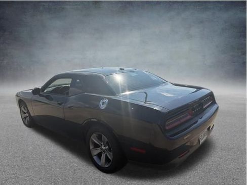 Used 2015 Dodge Challenger SXT RWD image 7