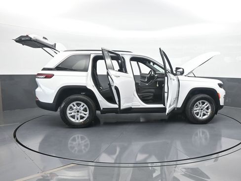 Used 2025 Jeep Grand Cherokee Laredo image 42