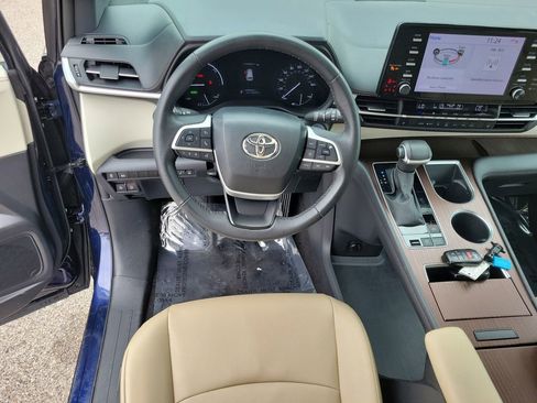 Used 2023 Toyota Sienna XLE AWD/4WD image 13