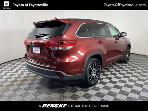 Used 2017 Toyota Highlander SE image 18