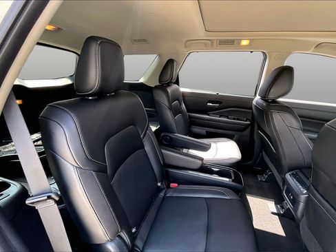 Certified 2024 Nissan Pathfinder SL w/ SL Premium Package FWD image 21