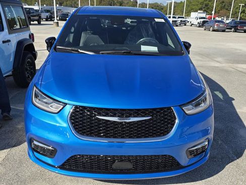 New 2026 Chrysler Pacifica Limited FWD image 2