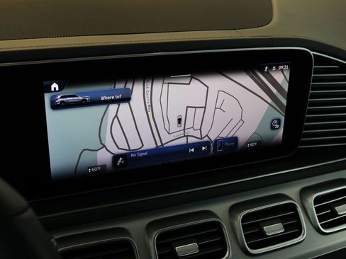 Used 2025 Mercedes-Benz GLS 450 4MATIC image 11
