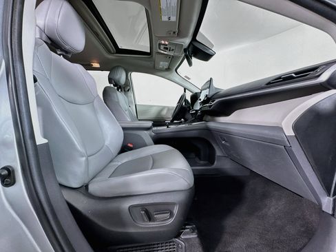 Certified 2024 Toyota Sienna XLE FWD image 30