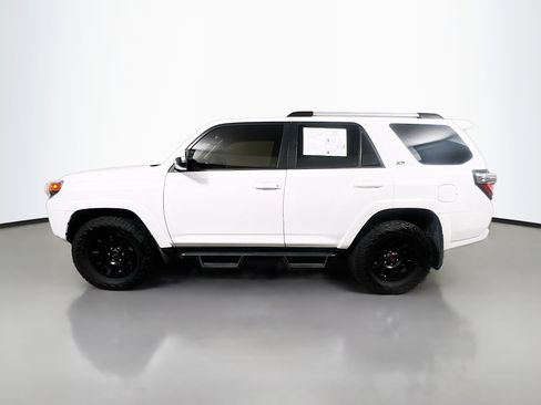 Used 2022 Toyota 4Runner SR5 AWD/4WD image 9