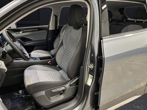 Used 2025 Volkswagen Tiguan S image 4