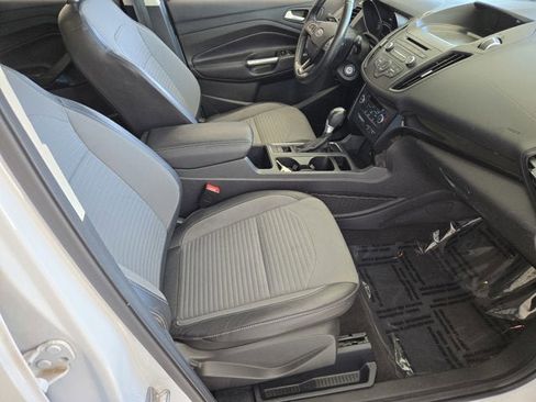 Used 2017 Ford Escape SE w/ SE Sport Appearance Package image 4
