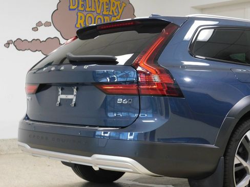 Used 2023 Volvo V90 B6 Cross Country Ultimate AWD/4WD image 59