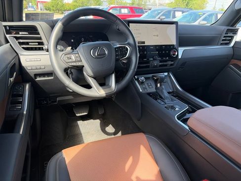 Used 2025 Lexus GX 550 w/ Cold Area Package AWD/4WD image 11