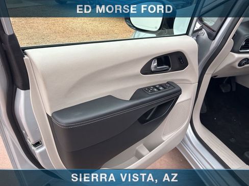Used 2024 Chrysler Pacifica Touring-L FWD image 27