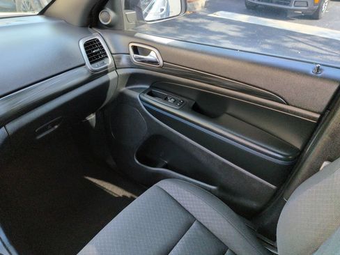 Used 2019 Jeep Grand Cherokee Laredo AWD/4WD image 17