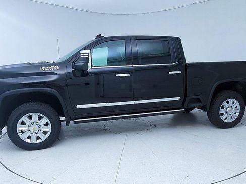 Used 2024 Chevrolet Silverado 2500 High Country w/ Technology Package AWD/4WD image 4