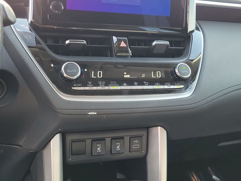 Used 2025 Toyota Corolla Cross XLE FWD image 27