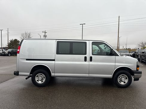 Used 2021 Chevrolet Express 3500 w/ Driver Convenience Package image 6