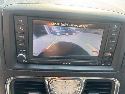 Used 2015 Chrysler Town & Country Touring-L w/ Driver Convenience Group FWD image 17