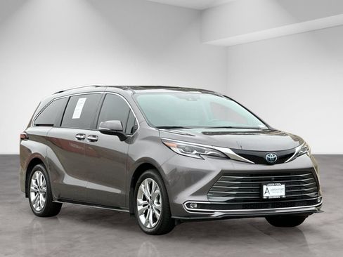 Used 2023 Toyota Sienna Platinum FWD image 9