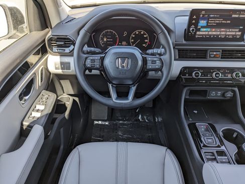 New 2025 Honda Pilot Touring image 17