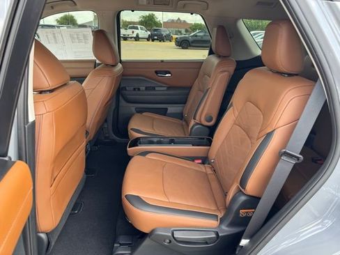 Used 2025 Nissan Pathfinder Platinum image 12